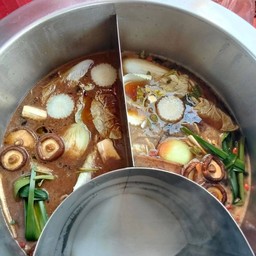 ร้าน สามสาวสามพี่น้อง หน้าบ้านโก๋ย