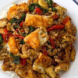 ข้าวหน้ากระเพราหมูสับใส่ไข่ดาวหั่น