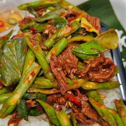 ผัดพริกแกง