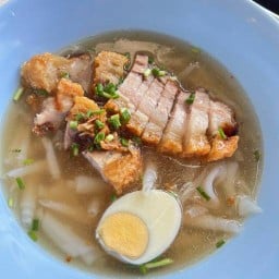 ก๋วยจั๊บน้ำใสหมูกรอบ สูตรเยาวราช