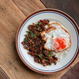 ข้าวกะเพราเนื้อวัวแองกัสสับไข่ดาว