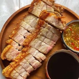 หมูกรอบยักษ์ (เจ๊ใหญ่) สาขาลาดกระบัง