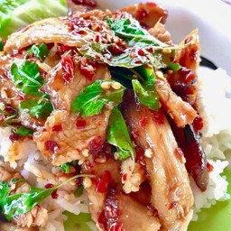 ผัดกระเพราสันคอหมูย่างราดข้าว