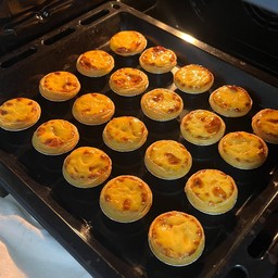 ทาร์ตไข่มินิ 10 ชิ้น ฟรี 1 ชิ้น!