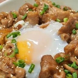 ข้าวหน้าหมู (Butadon) ぶたどんの日