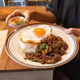 ข้าวกะเพราเนื้อวัวแองกัสสไลด์ไข่ดาว