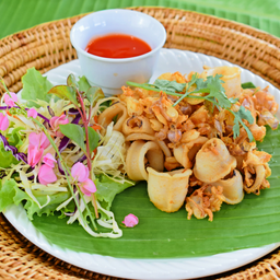 ปลาหมึกทอดกระเทียม