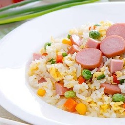 ข้าวผัดไส้กรอก