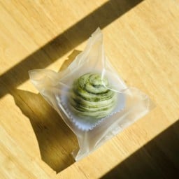 เปี๊ยะมัทฉะถั่วแดงไข่เค็มลาวา Signature