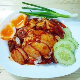 ข้าวหนัาไก่ราดนำหมูแดงฉ่ำๆบวกไข่ต้ม