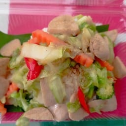 ผัดลูกชิ้นราดข้าว