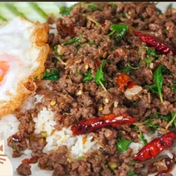 กระเพราเนื้อไข่ดาว