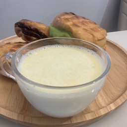 ขนมปังปิ้ง  1 ชิ้น + นมสดร้อน (ไส้เลือกได้)