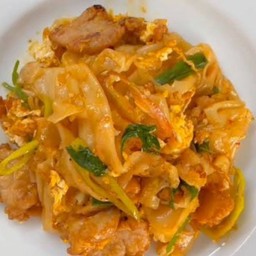 เส้นใหญ่สุกี้แห้งไก่