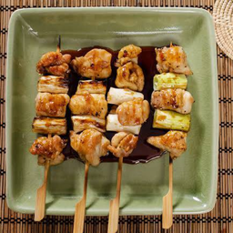 grilled yakitori and japanese bunching onionสะโพกไก่ต้นหอมญี่ปุ่นเสียบไม้ย่าง