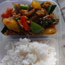 ผัดพริกแกงโปรตีนเกษตรราดข้าว