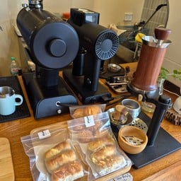 Penmitr (เป็นมิตร) coffee & friends