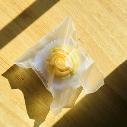 ขนมเปี๊ยะโบราณถั่วไข่เค็มลาวา Signature