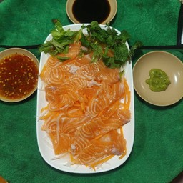 ปลาแซลมอลจิ้มวาซาบิ