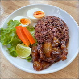 ข้าวผัดต้มยำหมูหวาน + ไข่ต้ม