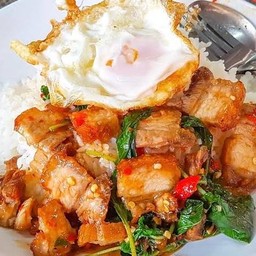 กะเพราหมูกรอบ (ฟรีไข่อะไรก็ได้)