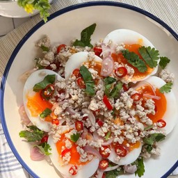 "ครัวแทนคุณ ต้มเลือดหมู ข้าวยำหมูกรอบ