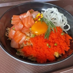 ข้าวหน้าแซลมอนไข่กุ้งไข่ดอง