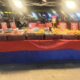 ของทอดกินเล่นตลาดนัดรถไฟ by แม่ค้าโบว์ใหญ่ ตลาดนัดรถไฟ