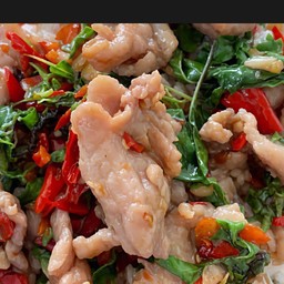 กระเพราหมูชิ้น(กับข้าว)