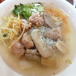 ประกอบไปด้วยหมูสับไส้หมูกระเพาะหมูล้างสะอาดต้มเปื่อยอร่อยค่ะ