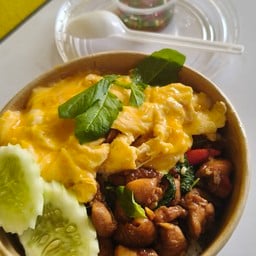 กะเพราไก่ มาดาม