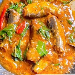 กะเพราปลากระป๋อง พริกแห้ง