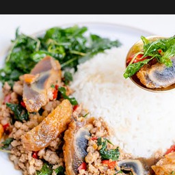 กระเพราไข่เยี่ยวม้า