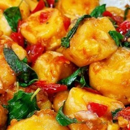 ข้าวหน้าผัดกระเพราเต้าหู้ไข่ทอด