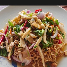 ยำมาม่าหมูสับ