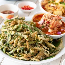 ยำผักบุ้งกรอบหมูสับ