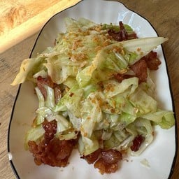 กะหล่ำปลีผัดเบคอน (กับข้าว)