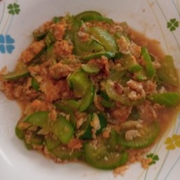 แตงผัดไข่ใส่หมูราดข้าว