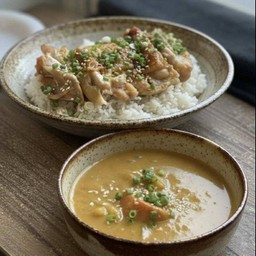 ข้าวไก่อบแกงกะหรี่ญี่ปุ่น