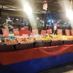 ของทอดกินเล่นตลาดอินโดจีน by แม่ค้าโบว์ใหญ่ ตลาดอินโดจีน