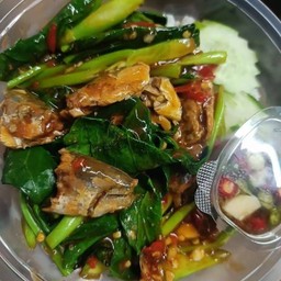 คะน้าผัดปลากระป๋องราดข้าว