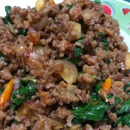 ข้าวหน้ากระเพราหมูสับผัดกะปิใส่พริกขี้หนูสวน, หอมแดง