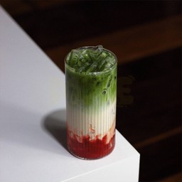 ชาเขียวนมสดสตอเบอร์รี่