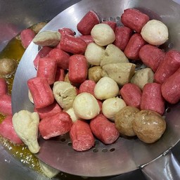 ทอดรวม4อย่าง (หมู + เนื้อ + ไส้กรอกแดง + ลูกชิ้นปลาระเบิด)