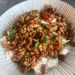 กะเพราหมูสับราดข้าว