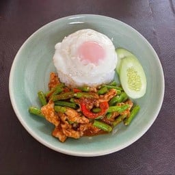 ข้าวพริกแกงถาดเนื้อสับ+ไข่ดาว