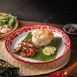 ข้าวกระเพราถาดแหนม+ไข่ดาว