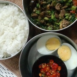 ข้าวกระเพราเครื่องในไก่ไข่ต้ม