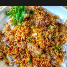 ข้าวหมูทอดกระเทียมผัดไข่