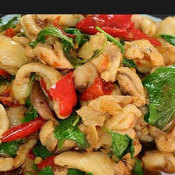 กระเพราไก่ชิ้น{กับข้าว}